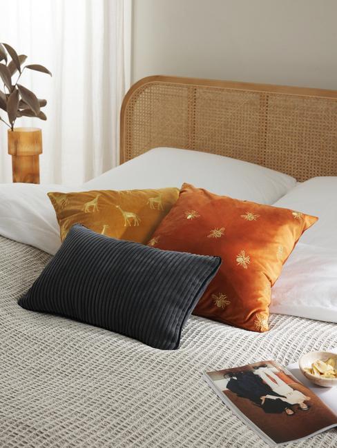 coussins orange et coussin gris anthracite