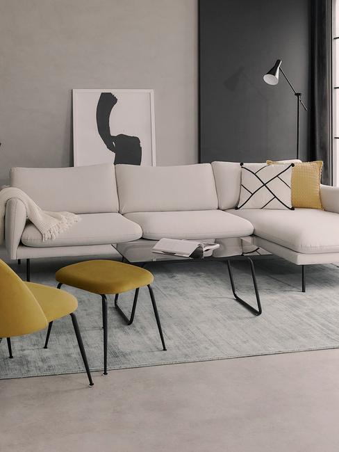 salon avec pan de mur gris anthracite, fauteuil jaune,