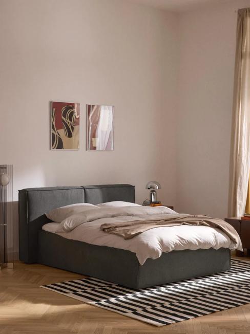 chambre lit gris et déco murale