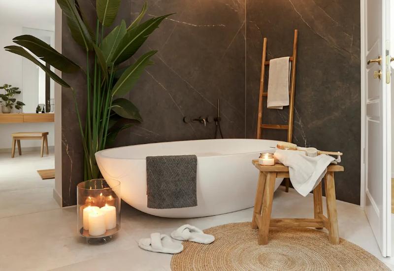 salle de bains avec mur en marbre gris