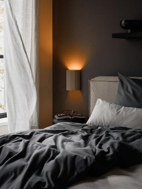 chambre avec peinture gris anthracite et parure de lit grise