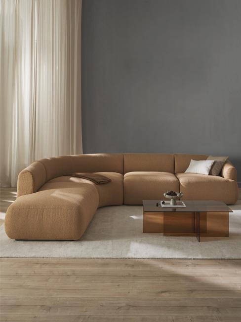 salon avec peinture gris anthracite et canapé marron clair