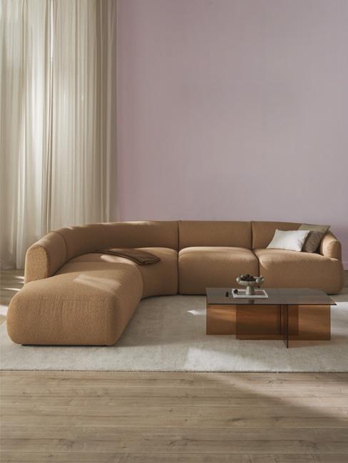 salon avec canapé marron et mur rose poudré pastel