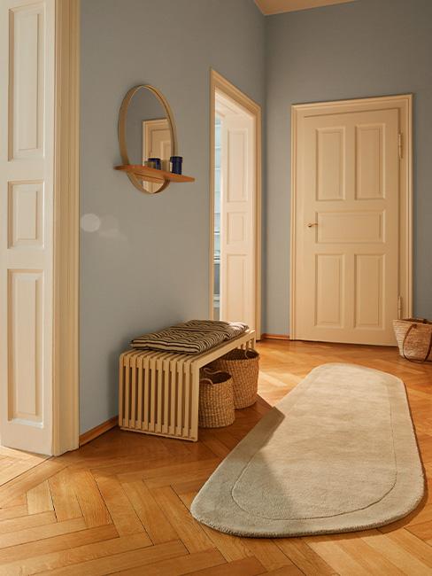 couloir aux murs bleu pastel