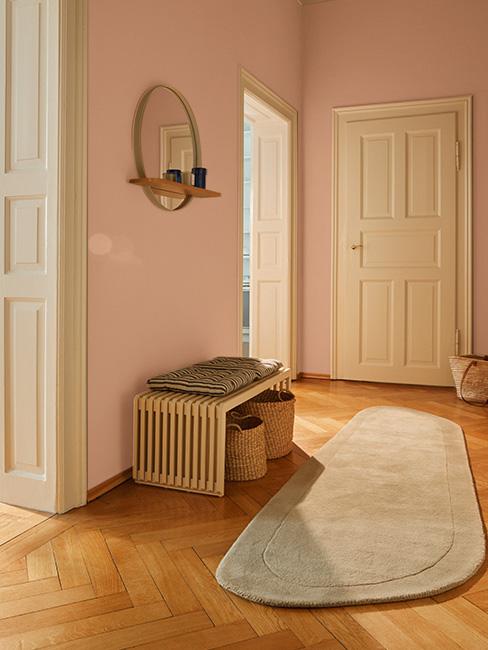 couloir aux murs couleur pastel rose pêche