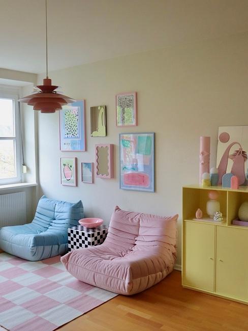 salon avec meubles aux couleurs pastel