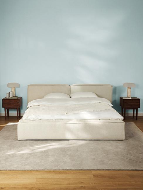 chambre avec mur couleur pastel bleu ciel