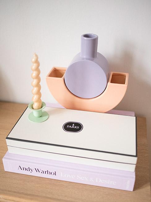 bougeoir vert pastel et vase orange pastel et mauve