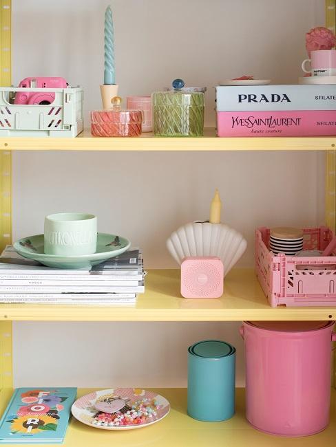 accessoires décoratifs aux couleurs pastel sur étagère jaune