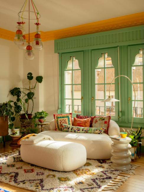 salon avec fenêtre peinte en vert d'eau