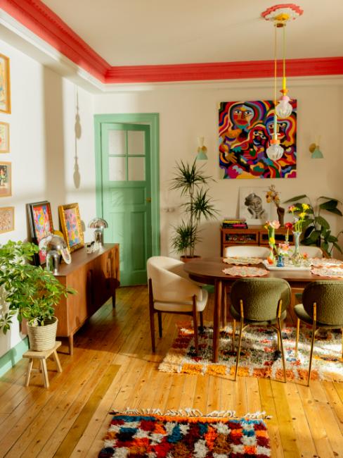 porte peinte en vert d'eau dans une salle à manger