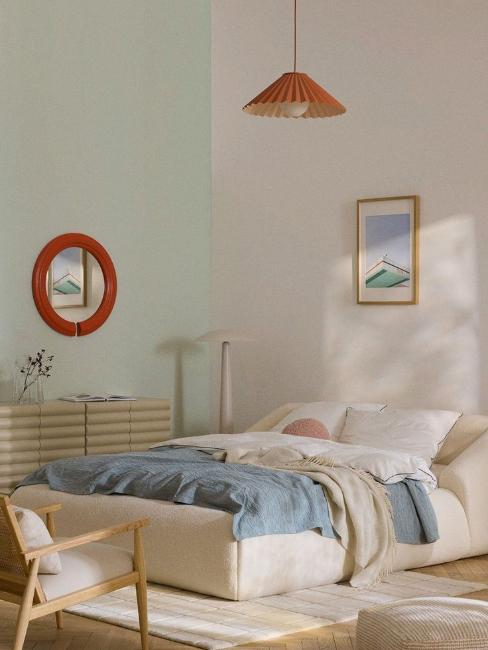 chambre moderne avec un pan de mur peint en vert d'eau clair