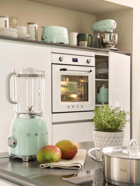 cuisine avec plusieurs appareils smeg couleur vert d'eau