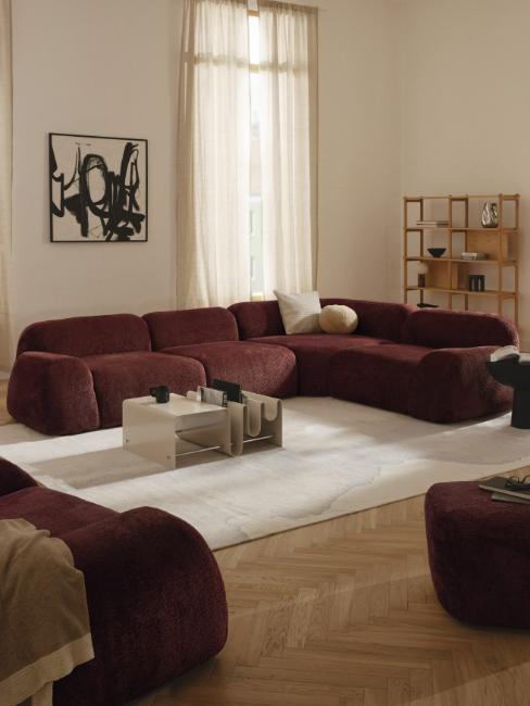 salon blanc et beige avec canapé d'angle couleur bordeaux
