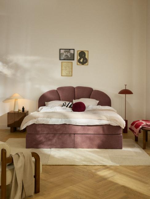 chambre avec lit arrondi bordeaux