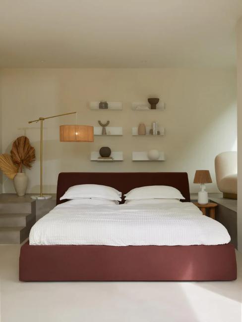 chambre japandi avec lit couleur bordeaux