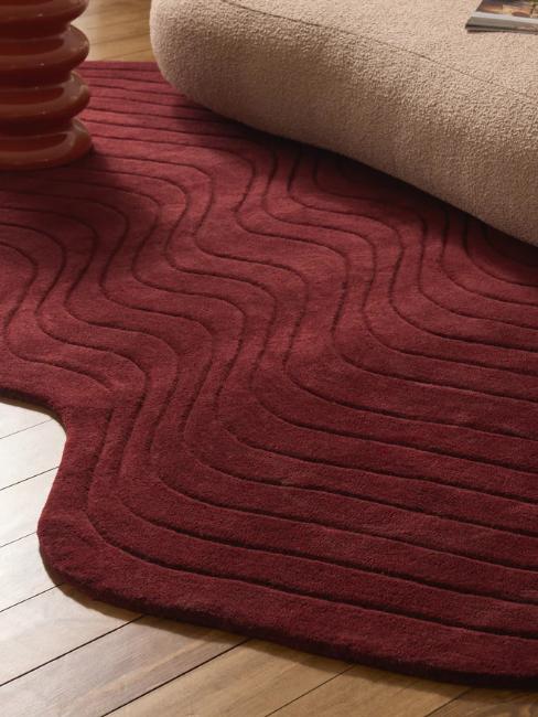 tapis aux formes organiques couleur bordeaux