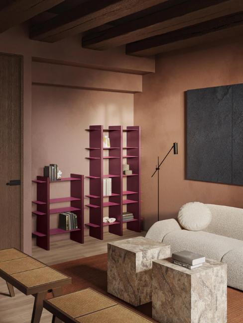 salon contemporain avec étagères bordeaux