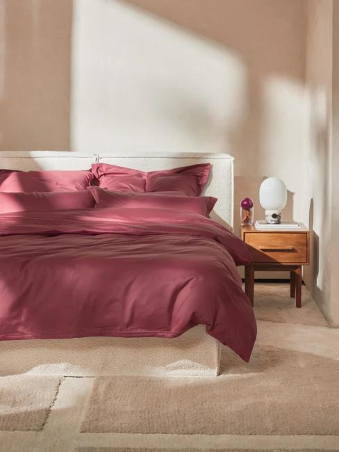lit avec parure couleur bordeaux