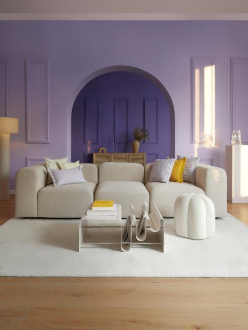 salon avec peinture couleur parme, canapé blanc et accessoires jaunes