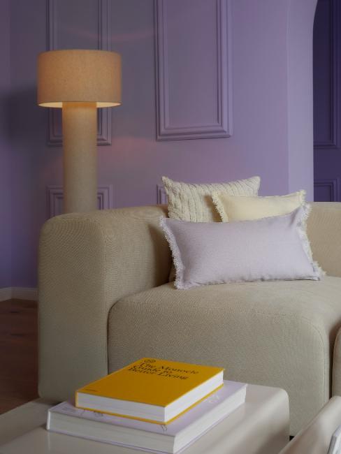 mur parme, canapé blanc crème, coussin mauve, livre jaune