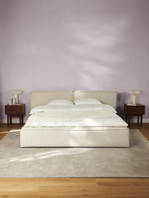 chambre avec lit blanc et mur couleur parme