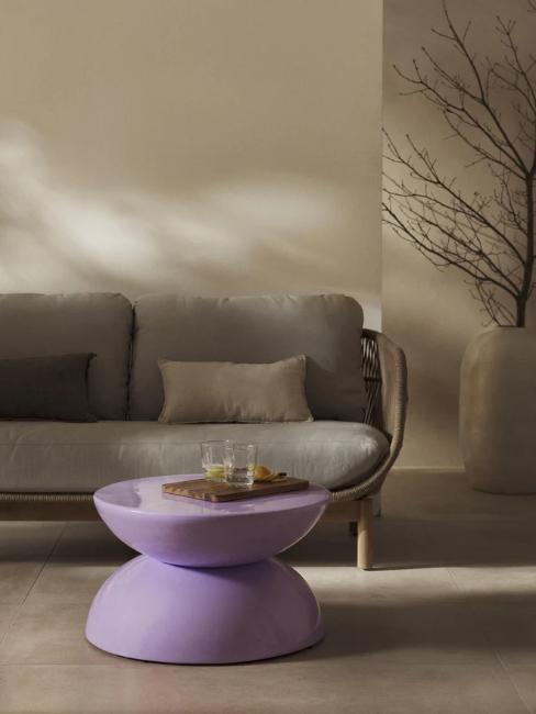 table d'appoint mauve, canapé gris