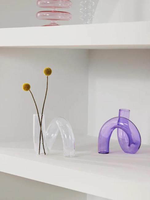 petit vase design couleur parme et petit vase transparent