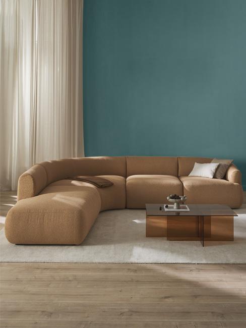 salon avec mur turquoise foncé et canapé d'angle marron clair