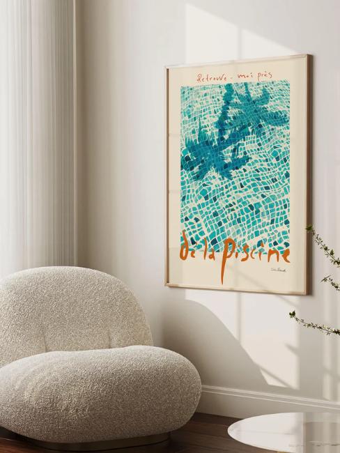 fauteuil blanc crème et mur avec affiche bleu turquoise