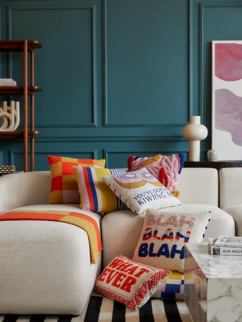 couleur avec bleu turquoise, coussins orange et jaune
