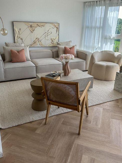 canapé profond dans salon blanc