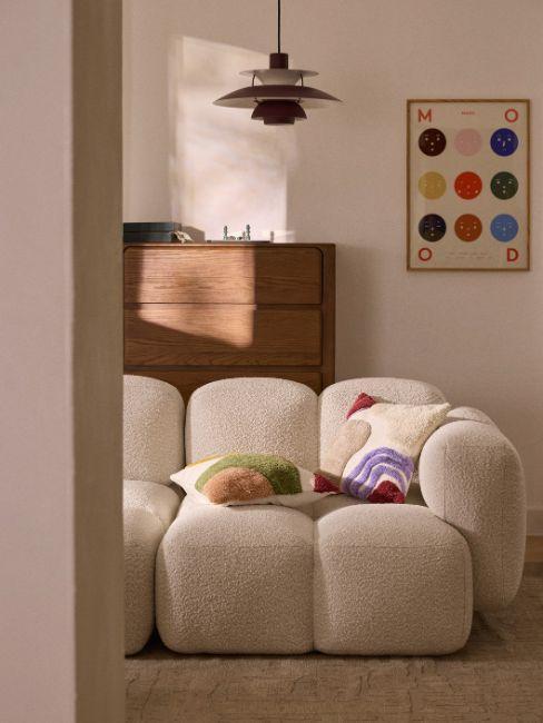 canapé profond blanc crème dans salon moderne