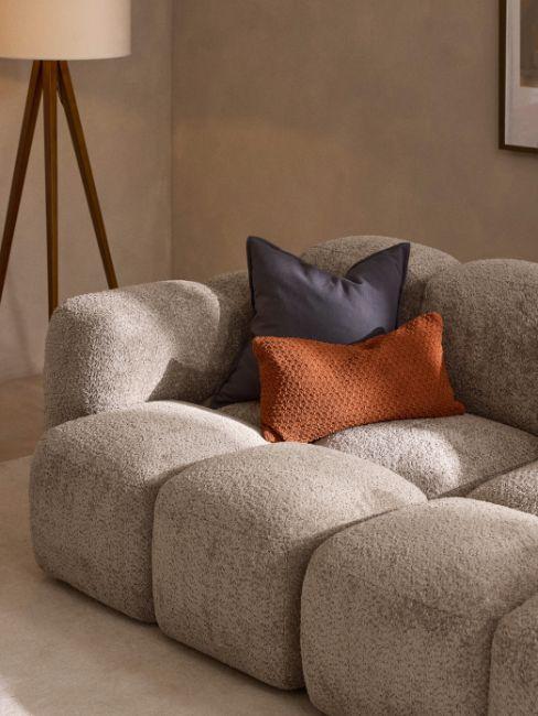 accoudoir et assise du canapé profond gris clair Tayla