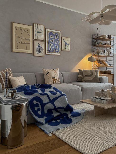 canapé profond Melva gris clair dans salon scandinave moderne
