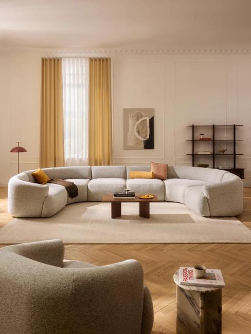 canapé panoramique gris clair dans grand salon moderne