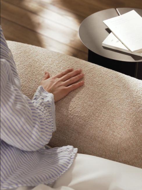 ou acheter un canapé de qualité, toucher du revêtement bouclette