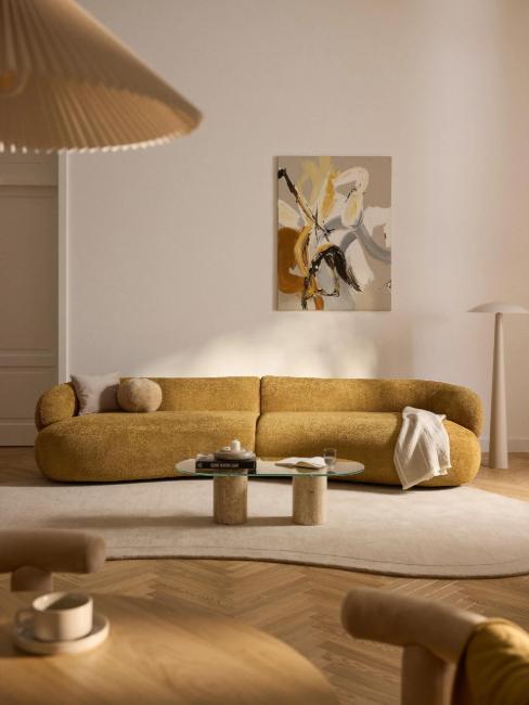 canapé arrondi ocre dans salon rétro moderne