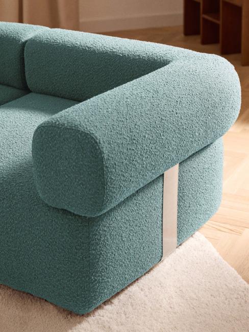 accoudoir de canapé turquoise en tissu bouclette et base en métal