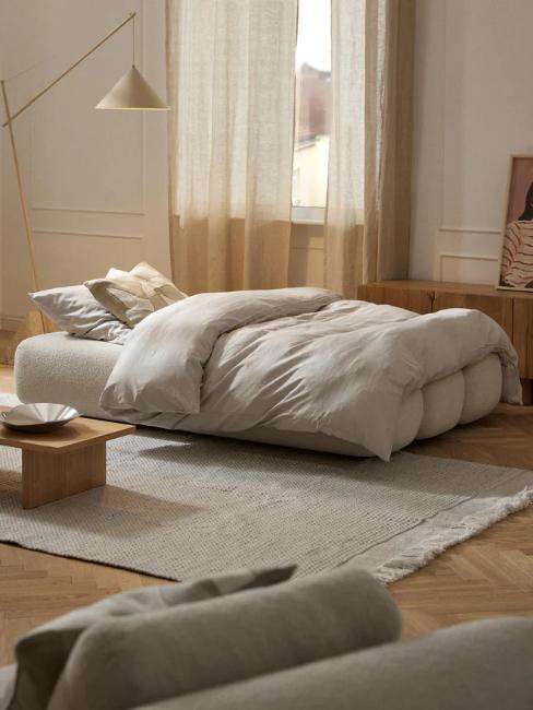 canapé convertible design blanc déplié avec couette et oreillers