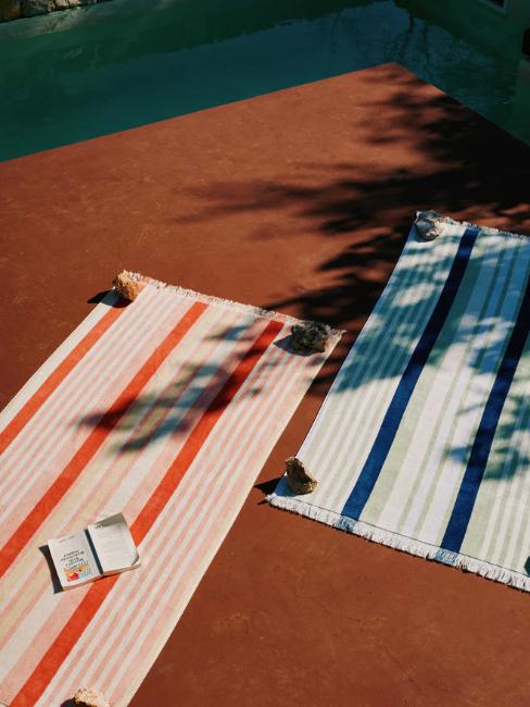 deux serviettes de plage type fouta rayées