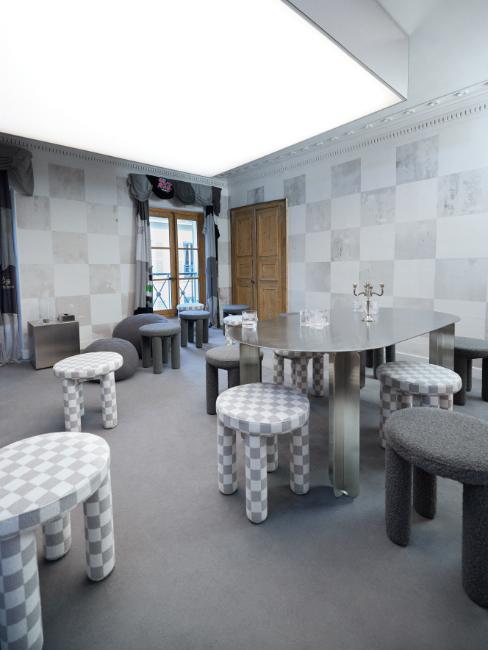table en acier avec tabourets et gris et à damier