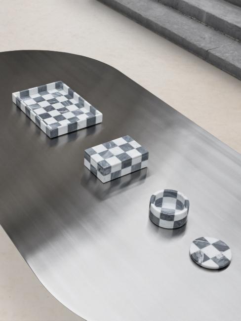 plateaux décoratifs en marbre à damier sur table basse en acier