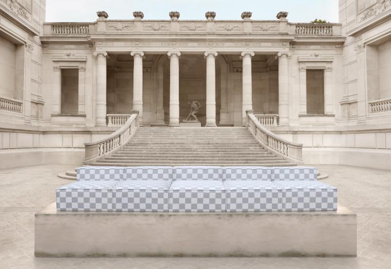 canapé lennon à damier sur un piedestal dans la cour d'un palais