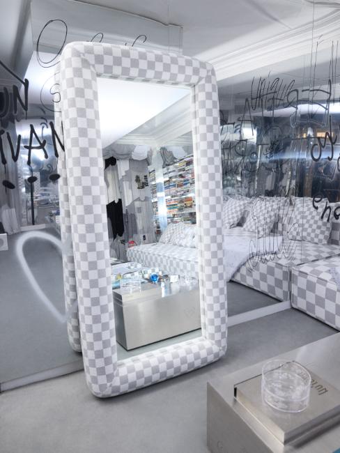 grand miroir posé au sol avec cadre épais à damier