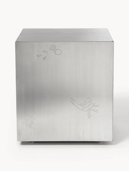 détails dessins gravés sur table d'appoint basse en acier