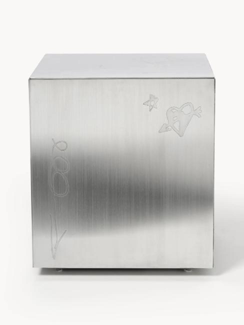 détails dessins et cœur gravés sur table d'appoint basse en acier