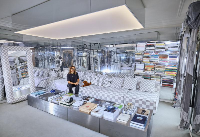 harry nuriev assis dans un showroom avec meubles en métal brossé