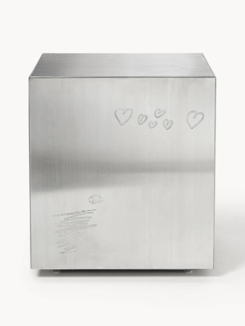 dessins gravés sur une table d'appoint en métal brossé