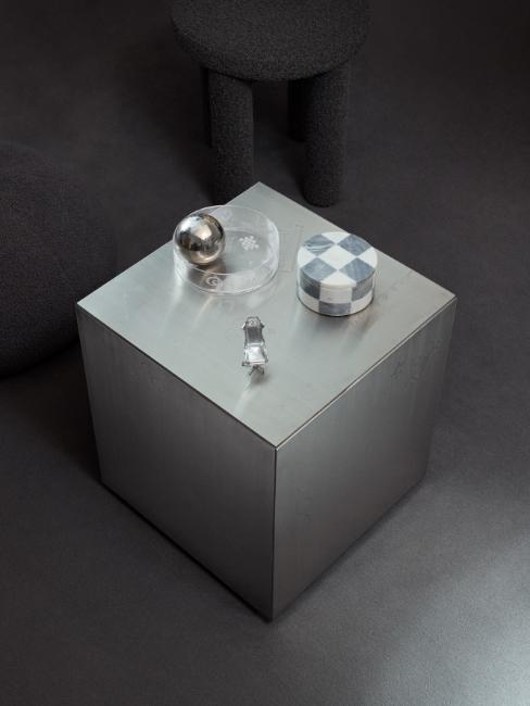 table d'appoint en métal brossé